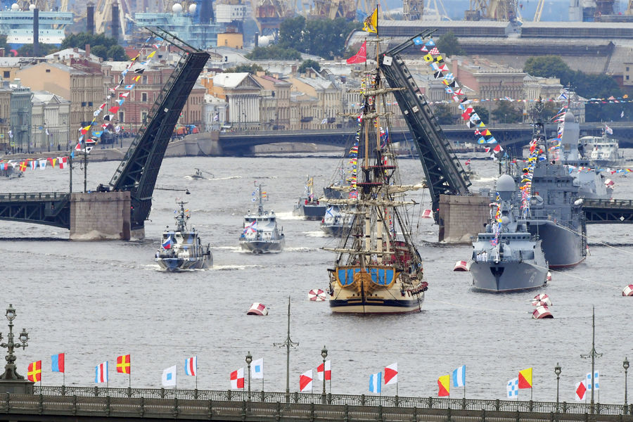 Корабли в&nbsp;акватории Невы на&nbsp;Главном военно-морском параде в&nbsp;честь Дня ВМФ в&nbsp;Санкт-Петербурге, 25 июля 2021 года
