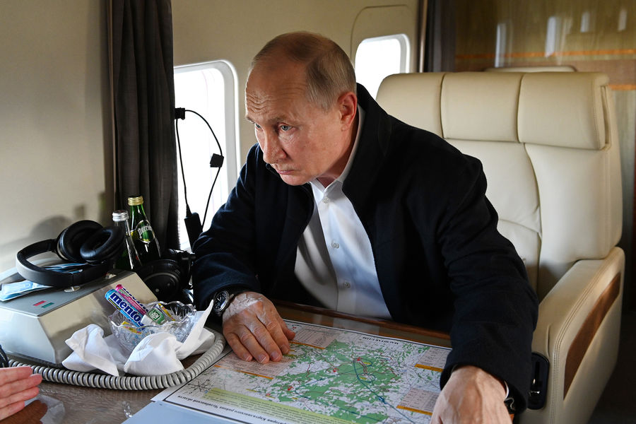 Президент РФ Владимир Путин во время облета на вертолете пострадавших от природных пожаров районов Челябинской области, 6 августа 2021 года