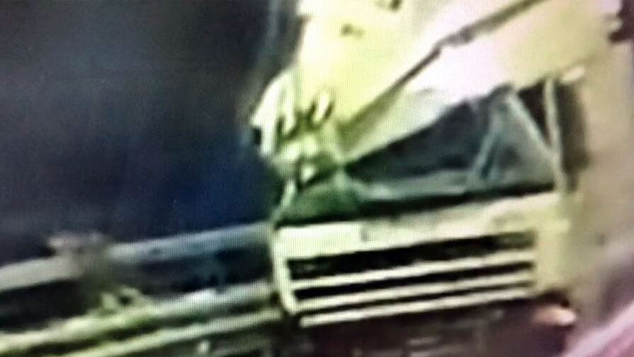 Во Владивостоке водитель фуры спрыгнул с моста после ДТП