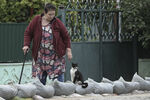 Женщина с кошкой на улице села Софиевка Симферопольского района