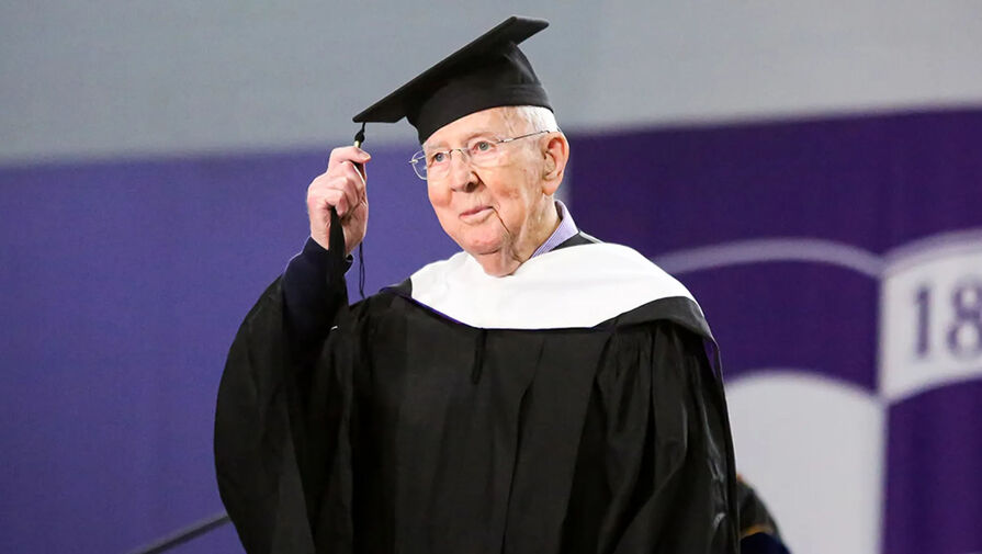 В США 101-летний ветеран войны получил диплом через 80 лет после окончания колледжа
