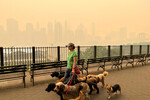 Вид на Нью-Йорк, окутанный оранжевым дымом из-за лесных пожаров в Канаде, 7 июня 2023 года