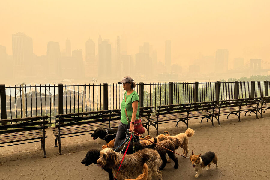 Вид на&nbsp;Нью-Йорк, окутанный оранжевым дымом из-за лесных пожаров в&nbsp;Канаде, 7&nbsp;июня 2023&nbsp;года