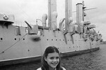 Американская школьница Саманта Смит с сувениром, подаренным ей экипажем крейсера «Аврора» в Ленинграде, 14 июля 1983 года