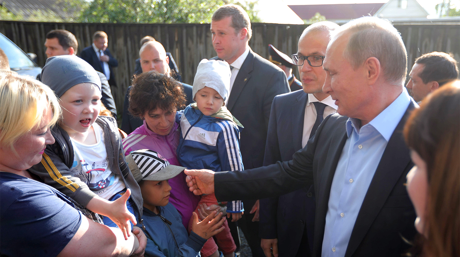 Врио главы Удмуртии Александр Бречалов и президент России Владимир Путин во время посещения семьи Анастасии Вотинцевой в Ижевске, 27 июня 2017 года