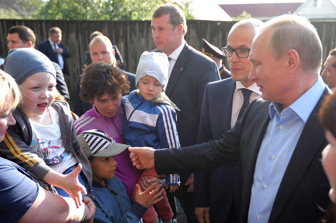 Врио главы Удмуртии Александр Бречалов и президент России Владимир Путин во время посещения семьи Анастасии Вотинцевой в Ижевске, 27 июня 2017 года