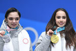 Российские фигуристки Евгения Медведева (слева) и Алина Загитова на церемонии награждения на Олимпийских играх 2018 года в Пхенчхане