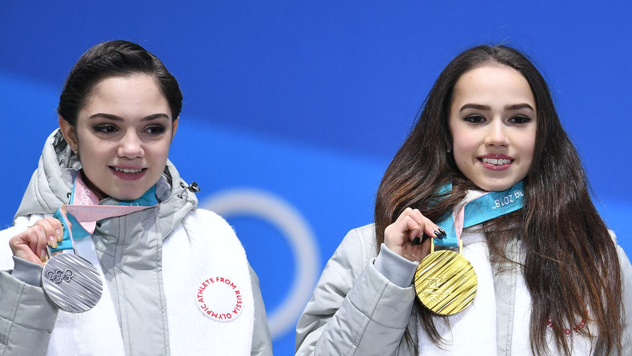 Российские фигуристки Евгения Медведева (слева) и Алина Загитова на церемонии награждения на Олимпийских играх 2018 года в Пхенчхане
