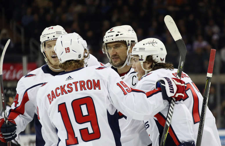«Вашингтон» Александра Овечкина (в центре) сейчас является самой «горячей» командой НХЛ