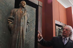 Илья Резник у своей скульптуры работы Зураба Церетели в Российской академии художеств, 2009 год 