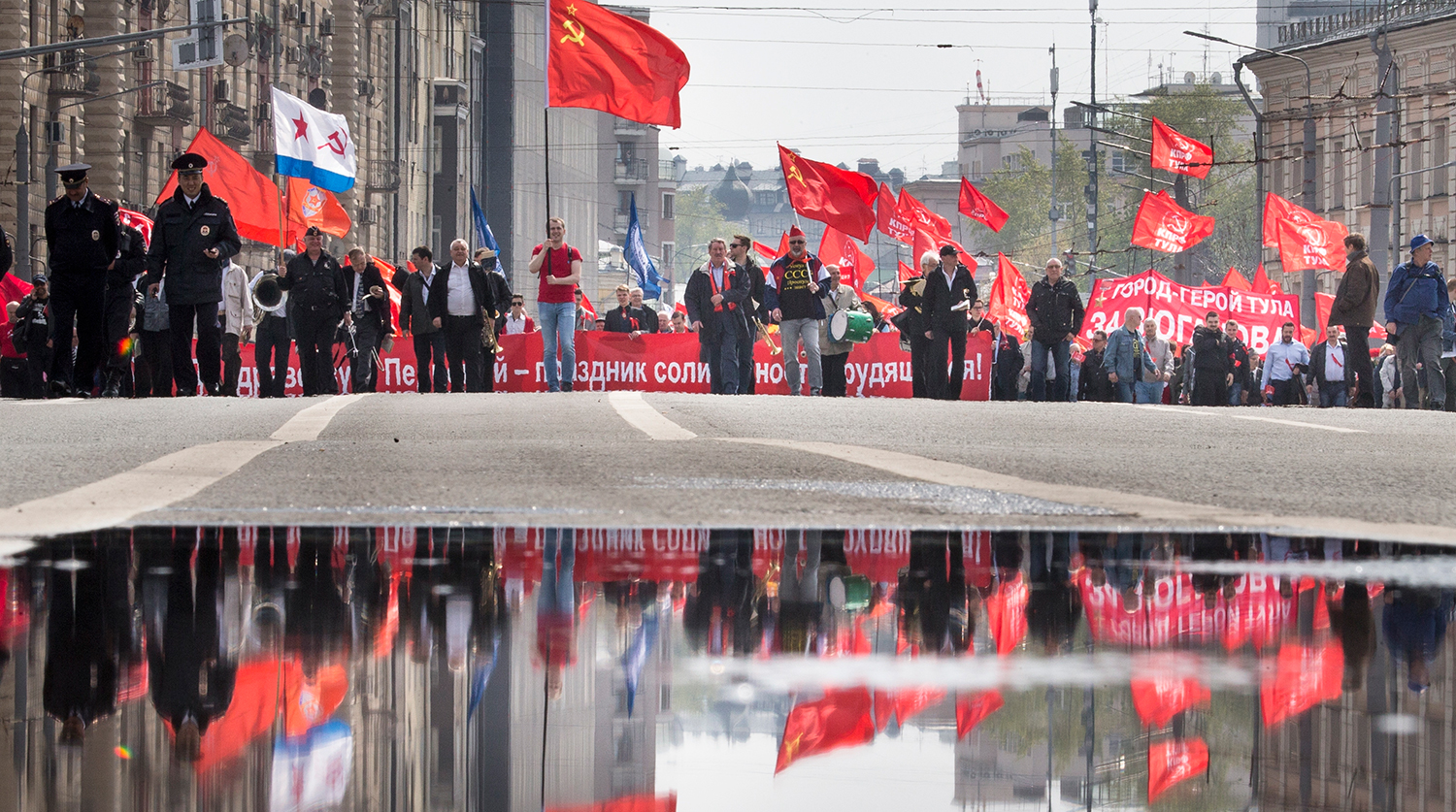Участники первомайской демонстрации в центре Москвы, 1 мая 2018 года