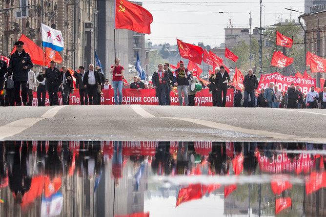 Участники первомайской демонстрации в центре Москвы, 1 мая 2018 года