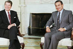 Президент США Рональд Рейган во время встречи с президентом Египта Хосни Мубараком в Овальном кабинете, США, Вашингтон, 1985 год