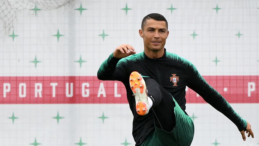 Криштиану Роналду (Португалия) на тренировке перед матчами чемпионата мира по футболу 2018.