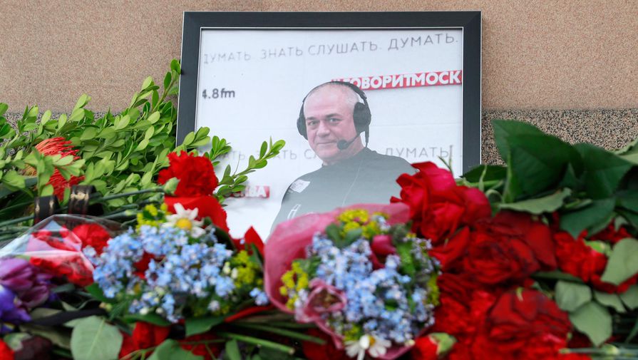 Цветы у входа в редакцию радиостанции «Говорит Москва» в память о журналисте Сергее Доренко