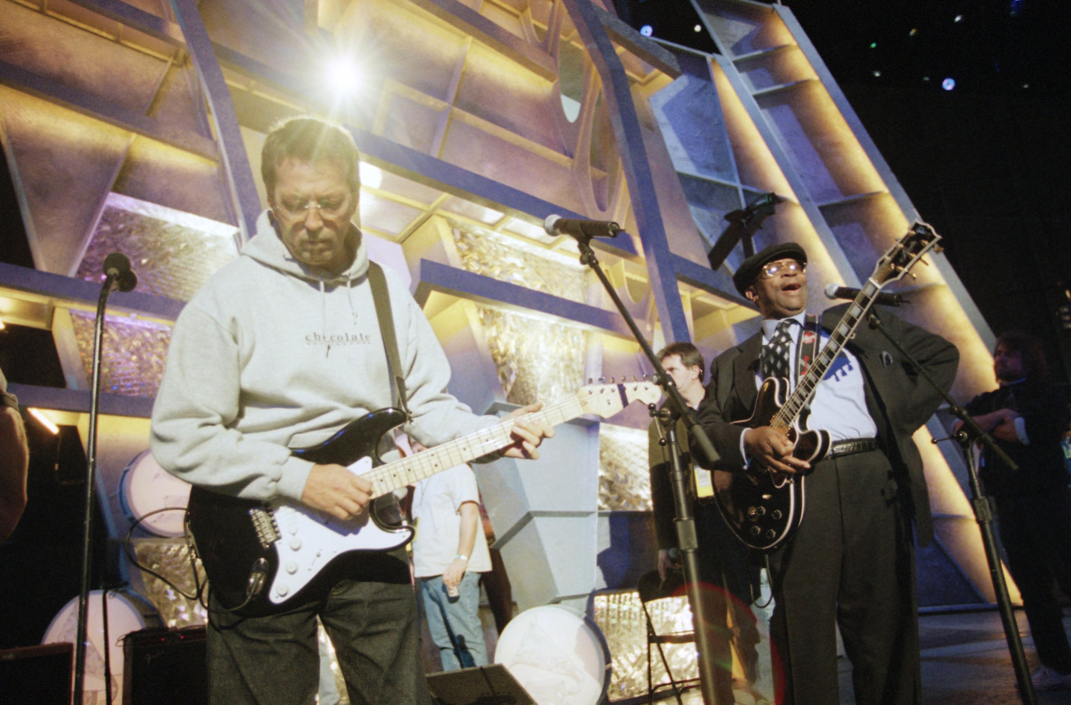Эрик Клэптон и Би Би Кинг во время репетиции перед церемонией вручения премии &laquo;Грэмми&raquo; в Лос-Анджелесе, 1999 год