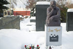 Могила кинорежиссера Эльдара Рязанова на Новодевичьем кладбище в Москве