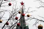 Новогодние украшения на деревьях у ГУМа на Красной площади в Москве, декабрь 2020 года