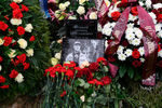 Цветы и фотография на могиле народного артиста РСФСР Леонида Куравлева на Троекуровском кладбище, 1 февраля 2022 года