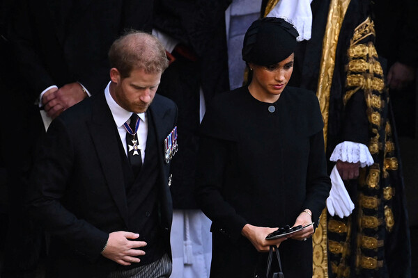 Принц Гарри и герцогиня Меган во время церемонии прощания с&nbsp;королевой Елизаветой II в&nbsp;Лондоне, 14&nbsp;сентября 2022&nbsp;года