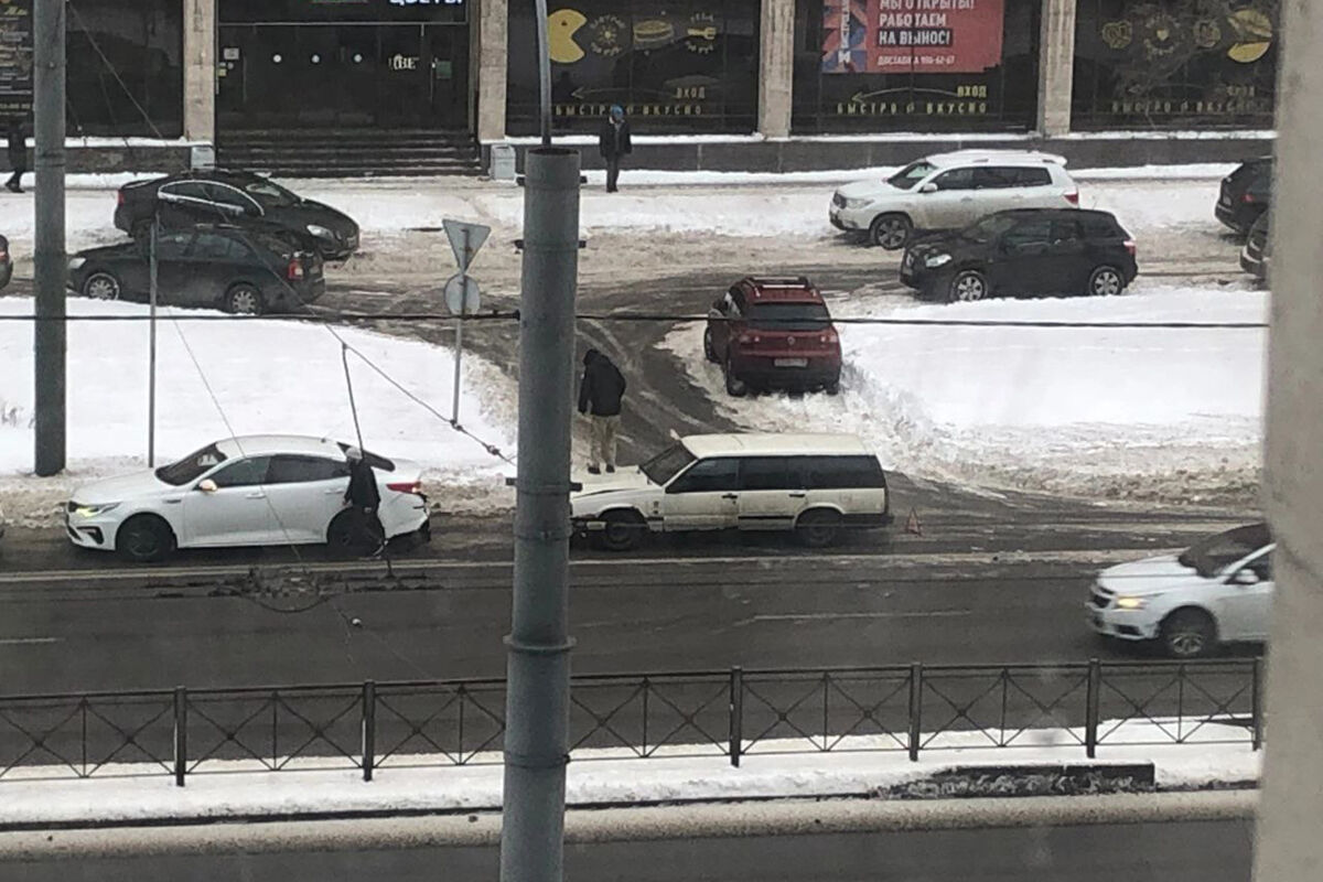 Водитель попавшего в ДТП автомобиля попрыгал на капоте, чтобы поставить его  на место - Газета.Ru | Новости