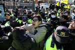 Столкновения полиции с протестующими в Сеуле, которые выступают против принятия закона о запрете собачьего мяса, Южная Корея, 30 ноября 2023 года 