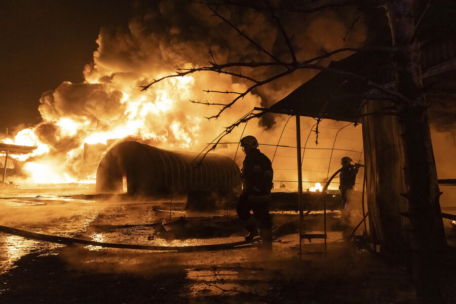 Пожарные тушат пожар на заправочной станции в Харькове, Украина, 10 февраля 2024 года