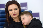 Актриса Эвелина Бледанс с сыном Семеном во время пресс-конференции, приуроченной ко Всемирному дню человека с синдромом Дауна, 2018 год