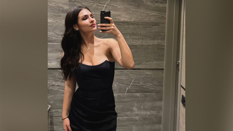 Российская фигуристка выложила фото в мини-платье, обнажив часть груди