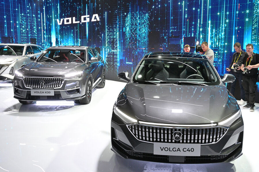 Новые автомобили Volga C40 и К30 в павильоне марки на выставке IX конференции «Цифровая индустрия промышленной России» в Нижнем Новгороде