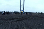 Украинские силовики охраняют поврежденный участок опоры ЛЭП в Херсонской области