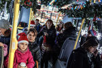 Пассажиры у «Волшебного троллейбуса», который начал курсировать по маршруту от улицы Дружбы до стадиона «Родина» в Химках
