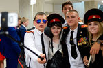 Выпускники фотографируются в фойе Государственного Кремлевского дворца перед началом церемонии вручения VI Всероссийской премии «Выпускник-2016» в Москве