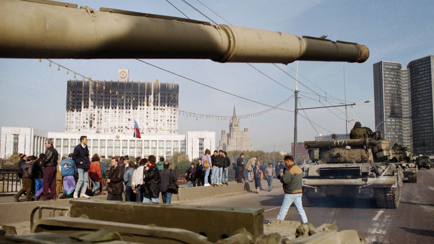Танки на Ново-Арбатском мосту около Белого дома в Москве, октябрь 1993 года