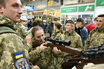 Посетители осматривают снайперские винтовки на международной специализированной выставке «Оружие и безопасность - 2019» в Киеве.