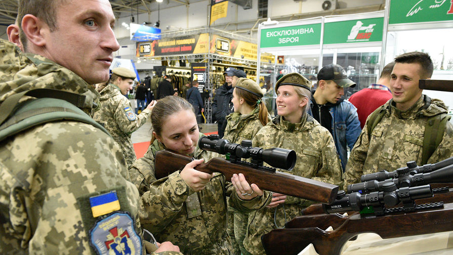 Посетители осматривают снайперские винтовки на&nbsp;международной специализированной выставке &laquo;Оружие и безопасность&nbsp;- 2019&raquo; в&nbsp;Киеве.
