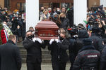 Вынос гроба с телом актера Валентина Гафта после церемонии прощания в театре «Современник», 15 декабря 2020 года