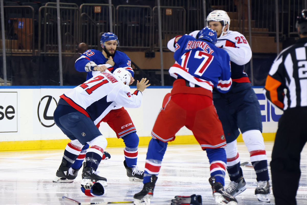 Игроки «Нью-Йорк Рейнджерс» и «Вашингтон Кэпиталз» дерутся в матче регулярного чемпионата НХЛ