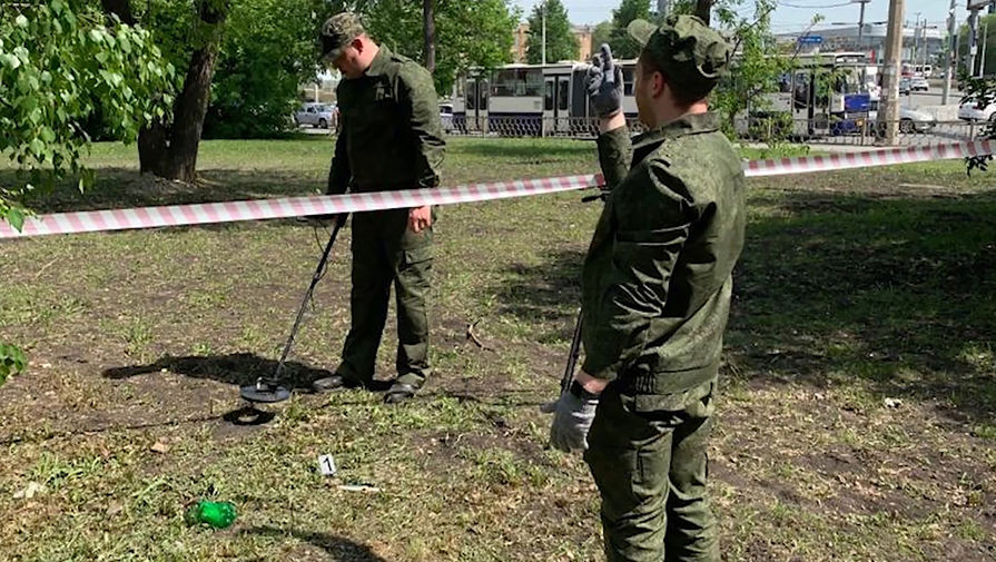 Сотрудники правоохранительных органов во время работы в парке возле железнодорожного вокзала, где...