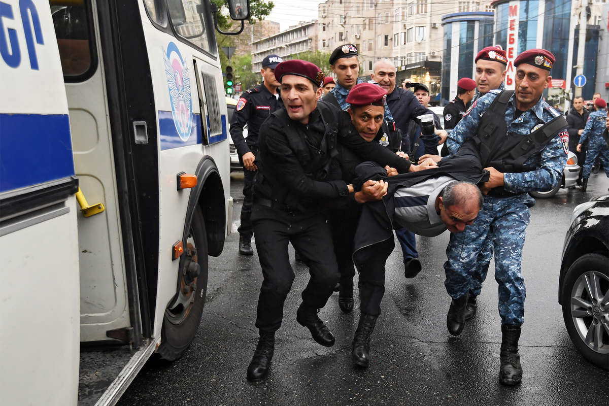 Участник акции протеста в Ереване умер в палаточном лагере в результате  остановки сердца - Газета.Ru | Новости