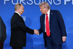 Рукопожатие президента РФ Владимира Путина и президента США Дональда Трампа во время пресс-конференции на военной базе Эльмендорф - Ричардсон на Аляске, 16 августа 2025 года