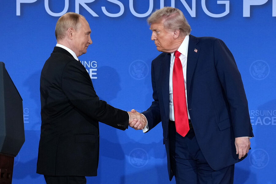 Рукопожатие президента РФ Владимира Путина и президента США Дональда Трампа во время пресс-конференции на&nbsp;военной базе Эльмендорф&nbsp;- Ричардсон на&nbsp;Аляске, 16&nbsp;августа 2025&nbsp;года