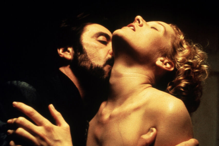 <b>«Путь Карлито» (1993)</b>
<br><br>
Через&nbsp;десять лет после выхода эпохального «Лица со шрамом» Аль Пачино вновь оказался на&nbsp;съемочной площадке криминальной драмы Брайана Де Пальмы. Идея картины вновь принадлежала актеру. В&nbsp;1973-м он познакомился с&nbsp;нью-йоркским судьей Эдвином Торресом, автором романов «Путь Карлито» и «Сверхурочные» о&nbsp;наркобароне из&nbsp;Нью-Йорка Карлито Бриганте, пытающемся уйти на&nbsp;покой. В&nbsp;тот момент романы еще были в&nbsp;работе, Аль Пачино стал одним из&nbsp;первых, кто их прочел и оценил. Особенно ему понравился образ Карлито Бриганте.
