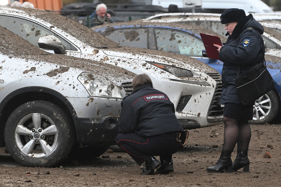 Сотрудники полиции работают на&nbsp;месте обрушения конструкции демонтируемого горнолыжного комплекса &laquo;Снежком&raquo; на&nbsp;проезжую часть в&nbsp;Красногорске, 11&nbsp;ноября 2025&nbsp;года