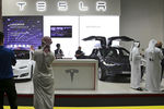 Стенд компании Tesla на Dubai Motor Show 2017