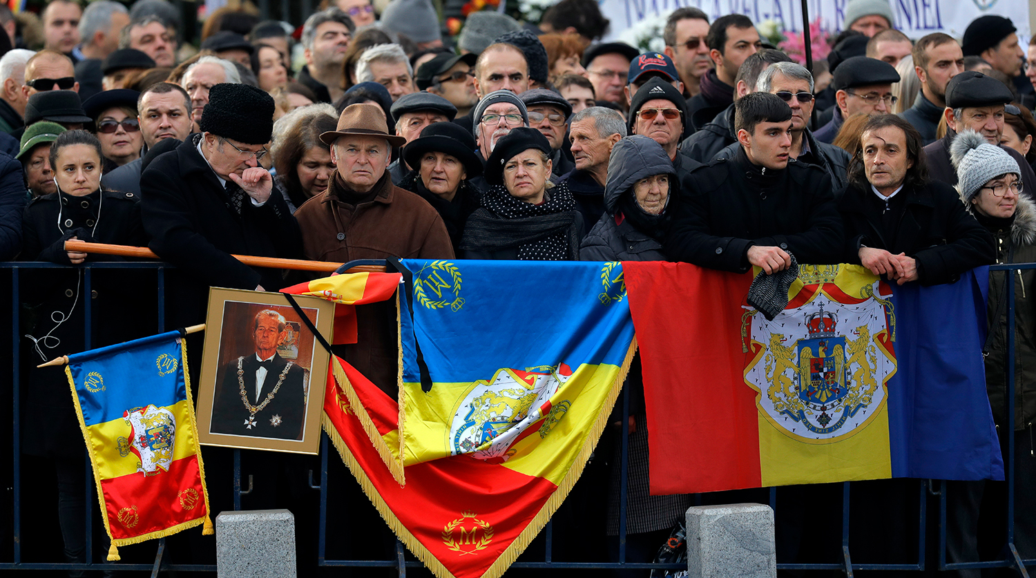 Несколько десятков тысяч человек собрались в Бухаресте, чтобы проститься с бывшим королем Румынии Михаем I