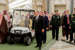 Король Саудовской Аравии Сальман Бен Абдель Азиз Аль Сауд и президент России Владимир Путин перед началом переговоров в Королевском дворцовом комплексе в Эр-Рияде, 14 октября 2019 года