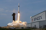 31 мая 2020 года компания Илона Маска, стала первой частной компанией которая отправила людей в космос. Американский космический корабль Crew Dragon компании SpaceX с людьми на борту пристыковался к Международной Космической Станции