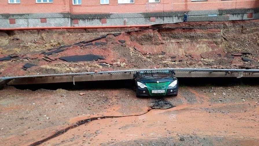 Подпорная стена дома в Красноярске обрушилась на парковку и задавила 5 автомобилей