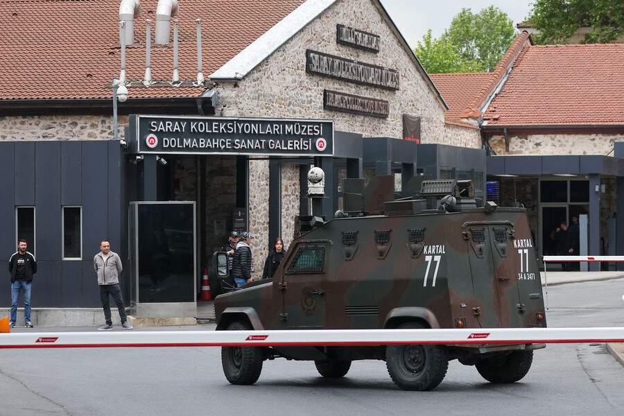 Бронированный автомобиль на&nbsp;территории дворца Долмабахче в&nbsp;Стамбуле в&nbsp;преддверии переговоров между&nbsp;делегациями России и Украины, 16&nbsp;мая 2025&nbsp;года